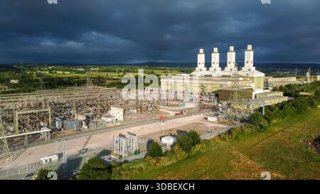 Luftaufnahme des Kraftwerks am Quay von Connah und der Infrastruktur der Stromunterwerke Stockfoto