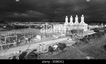 Luftaufnahme des Kraftwerks in Connah Quay in Schwarz-weiß unter Sturmwolken Stockfoto