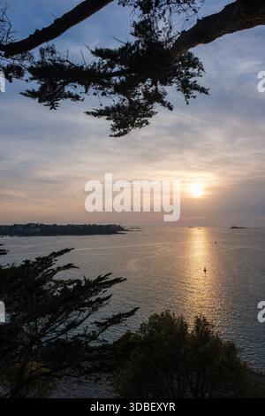 Sonnenuntergang über der Baie de Saint-Malo mit Blick von Saint Servan in Richtung Dinard, Ille-et-Vilaine, Bretagne, Frankreich Stockfoto