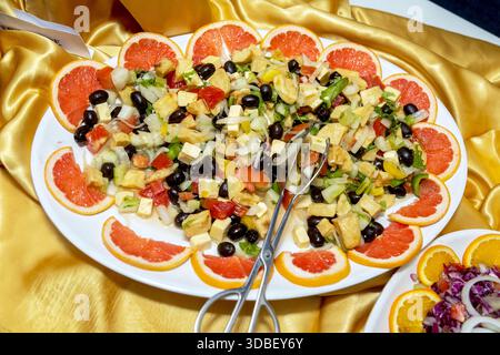 Frischer mediterraner Salat mit Grapefruit und Oliven, serviert auf einer Platte Stockfoto