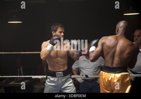 The Fighter ist ein US-amerikanisches Sportdrama von David O. Russell aus dem Jahr 2010, in dem Mark Wahlberg (der ebenfalls produziert wurde), Christian Bale, Amy Adams und Melissa Leo zu sehen sind. Der Film dreht sich um das Leben des Boxers Micky Ward (Wahlberg) und seines älteren Halbbruders und ehemaligen Boxers Dicky Eklund (Bale). Der Film wurde 1995 von der Dokumentation High on Crack Street: Lost Lives in Lowell inspiriert, in der die Familie Eklund-Ward zu sehen ist. Stockfoto