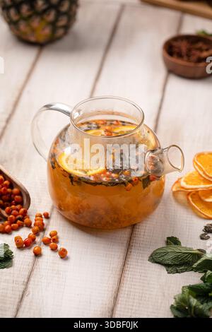Sanddorntee mit Zitrusscheiben Stockfoto