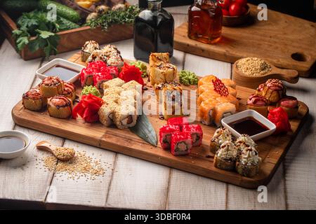 Große Sushi-Brötchen-Teller-Set Stockfoto