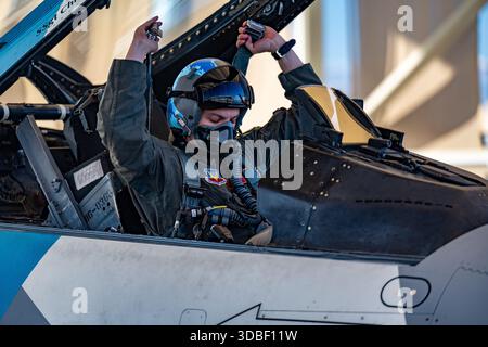 Major Nicholas Belinski der US-Luftwaffe, ein F-16C-Kampfpilot der 64th Aggressor Squadron (AGRS), bereitet sich darauf vor, sich anzuschnallen Stockfoto