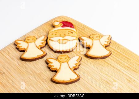 Verschiedene leckere Weihnachtskekse auf Holztisch, Blick von oben Stockfoto