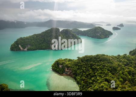Luftaufnahme des Kilim Park auf Langkawi Island. Wunderschöner Blick auf die Inseln mit Bergen und das Meer. Malaysia. Stockfoto