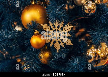 Neujahrsdekoration und weihnachtliche Atmosphäre auf einer Winterstraße in Moskau Stockfoto