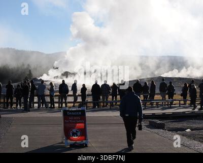 Yellowstone National Park, Wyoming, USA – 25. September 2025: Ein Warnschild „Danger No Pets“ steht auf der Promenade, während die Menschenmenge den Dampf beobachtet Stockfoto
