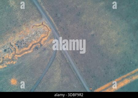 Von oben nach unten auf einen befestigten Zugstützpunkt direkt neben einer Asphaltstraße. Die komplexen Erd- und Grabenanlagen sind positioniert, um die strategische Logistikroute zu verteidigen und zu kontrollieren. Stockfoto