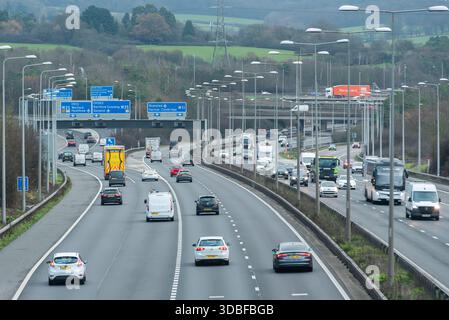 Fahren Sie auf der M11 in Epping, Essex, Großbritannien, in Richtung Norden in Richtung Ausfahrt M25. Gantry mit blauen Autobahnschildern Stockfoto