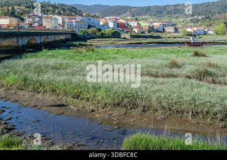 Blick auf den Fluss Traba und die Mündung Muros und Noya in der Stadt Noya (Noia), Provinz A Coruna, Galicien, Nordwesten Spaniens Stockfoto