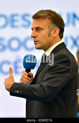 Marseille, Frankreich. Dezember 2025. Frankreichs Präsident Emmanuel Macron spricht im Rahmen eines Treffens mit einigen Lesern der Tageszeitung "La Provence" im Rahmen seines Besuchs in Marseille, Südfrankreich, am 16. Dezember 2025 vor dem Publikum. Foto: Liewig Christian/Pool/ABACAPRESS.COM Credit: Abaca Press/Alamy Live News Stockfoto