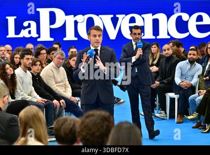 Marseille, Frankreich. Dezember 2025. Frankreichs Präsident Emmanuel Macron spricht im Rahmen eines Treffens mit einigen Lesern der Tageszeitung "La Provence" im Rahmen seines Besuchs in Marseille, Südfrankreich, am 16. Dezember 2025 vor dem Publikum. Foto: Liewig Christian/Pool/ABACAPRESS.COM Credit: Abaca Press/Alamy Live News Stockfoto