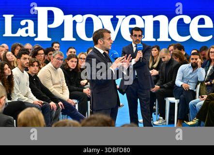 Marseille, Frankreich. Dezember 2025. Frankreichs Präsident Emmanuel Macron spricht im Rahmen eines Treffens mit einigen Lesern der Tageszeitung "La Provence" im Rahmen seines Besuchs in Marseille, Südfrankreich, am 16. Dezember 2025 vor dem Publikum. Foto: Liewig Christian/Pool/ABACAPRESS.COM Credit: Abaca Press/Alamy Live News Stockfoto
