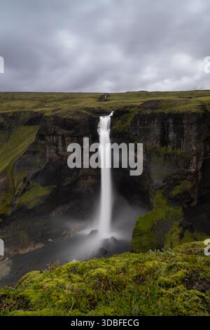 Eine Langzeitaufnahme des Haifoss-Wasserfalls in Südisland Stockfoto