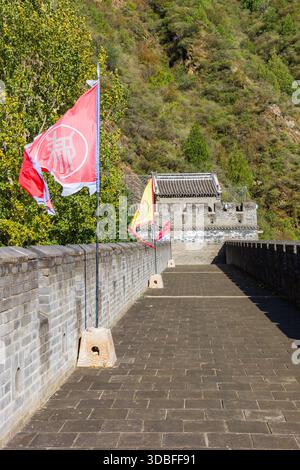 Flaggen auf der Brücke über den Fluss Ju in Huangyaguan, China Stockfoto