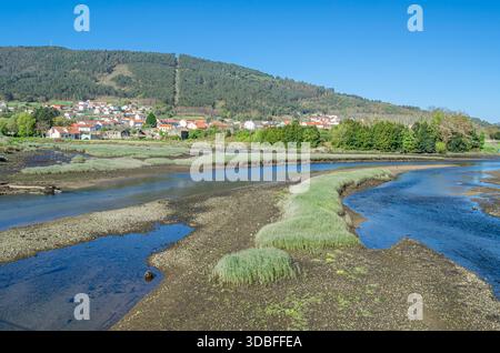 Blick auf den Fluss Traba und die Mündung Muros und Noya in der Stadt Noya (Noia), Provinz A Coruna, Galicien, Nordwesten Spaniens Stockfoto