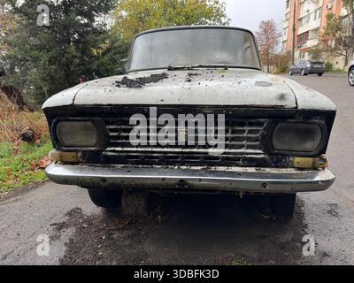 Aserbaidschan Baku: 16.12.2025: Altes rostiges sowjetisches Retro-Auto auf einem Parkplatz verlassen. Exportversion des sowjetischen Autos 'Moskwitsch-408' 1967 Stockfoto