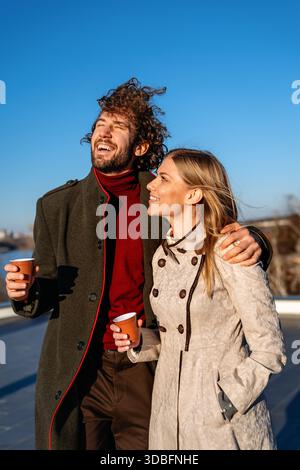 Nahaufnahme Porträt von Freunden, die die Pause von einem Treffen genießen, während sie draußen Kaffee trinken Stockfoto