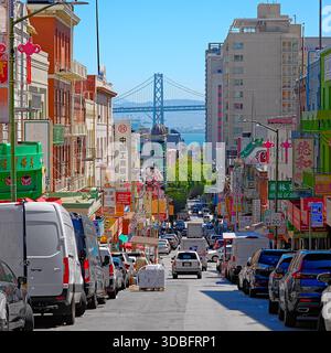 Jackson Street mit Blick auf die San Francisco-Oakland Bay Bridge Stockfoto