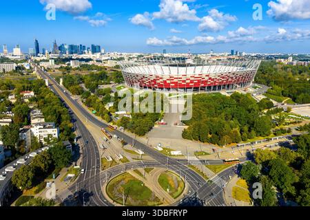 Warschau, Polen – 17. August 2025: Panoramablick auf das Zentrum von Warschau mit Nationalstadion, Stadtteil Praga und Wolkenkratzern in der Innenstadt Stockfoto