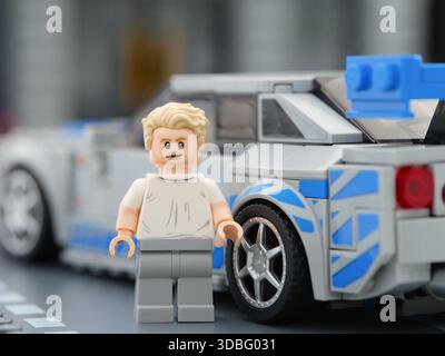 Tambov, Russland – 21. August 2025 Lego Speed Champions Nissan Skyline GT-R (R34) Auto und Fahrer Brian OConner Minifigur. 2 Schnell 2 Furious Stockfoto