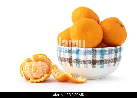 Köstliche geschälte reife Mandarinen in einer Schüssel isoliert auf weißem Hintergrund. Tropische Früchte Stockfoto