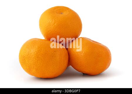 Ganze und in Scheiben geschnittene Mandarinen mit grünem Blatt auf schwarzem Hintergrund Mandarinenorange Stockfoto