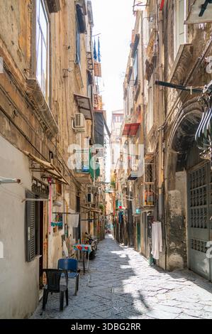 Kleine Gasse im Stadtzentrum von Neapel, Italien Stockfoto