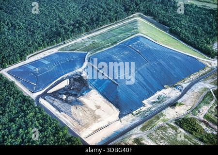 Aus der Vogelperspektive lässt sich die Weite der Deponie im Manistee County erkennen, umgeben von üppigem Grün und natürlicher Landschaft. Stockfoto