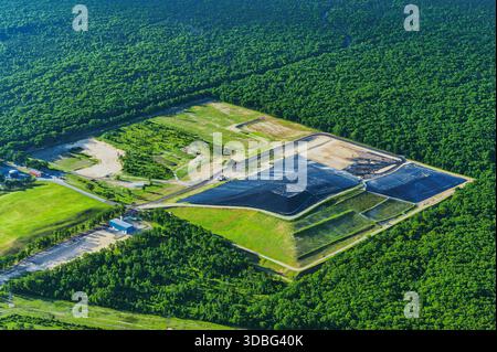Aus der Vogelperspektive lässt sich die Weite der Deponie im Manistee County erkennen, umgeben von üppigem Grün und natürlicher Landschaft. Stockfoto
