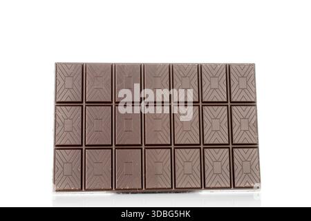 Eine Tafel dunkler Schokolade isoliert auf weißem Hintergrund, Nahaufnahme. Stockfoto