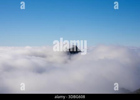 Gezackter Gipfel über Wolkenumkehr am Pico do Arieiro, Madeira Stockfoto