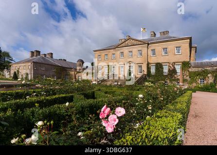 Elegantes Anwesen im Dumfries House in Schottland mit Rosenbeeten und symmetrischen Hecken. Stockfoto