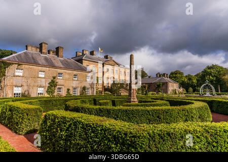 Dumfries House formeller Garten mit gepflegten Hecken, einem Obelisken und einem ruhigen Gelände in Schottland. Stockfoto