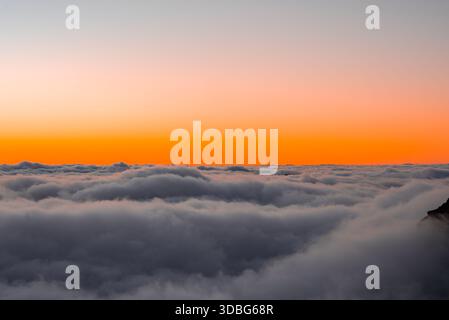 Wolkenumkehr bei Pico do Arieiro, Madeira bei der orangefarbenen Dämmerung Stockfoto
