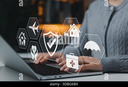 Versicherungskonzept. Person, die Laptop und Symbole für Gesundheit, Leben, Auto, Zuhause, Reisen, Schutz und Familienversicherung. Stockfoto