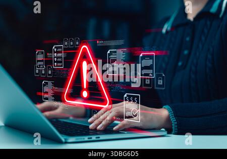 Cybersicherheitskonzept. Warnung bei Datenmissbrauch auf dem Laptop-Bildschirm. Rotes Warnsymbol, Hacking, digitaler Sicherheitsfehler, Ransomware-Angriff, Stockfoto