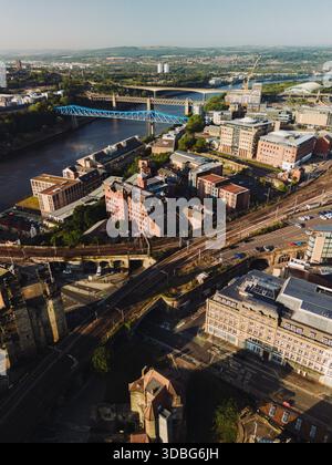 Newcastle upon Tyne: 17. August 2025: Drohnenblick auf Brücken über den Fluss Tyne bei Sonnenaufgang Stockfoto