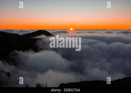 Sonnenaufgang über Wolkenmeer und Gipfeln in der Nähe von Pico do Arieiro, Madeira Stockfoto