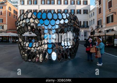 Valentino Garavani und Giancarlo Giammetti Foundation: „Ich werde dein Spiegel sein“, ein Werk der Künstlerin Joana Vasconcelos auf der Piazza Mignanelli, Rom. Stockfoto