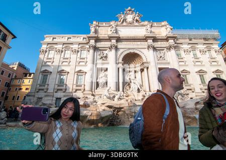 Ein asiatischer Tourist macht ein Selfie vor dem Trevi-Brunnen. Rom. Stockfoto