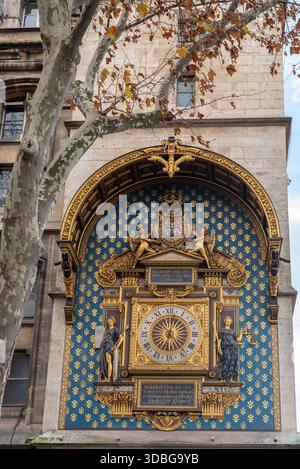 Paris, Frankreich, 12.15.2025. Die Conciergerie-Uhr, Frankreichs erste öffentliche Uhr im 1. Arrondissement von Paris Stockfoto