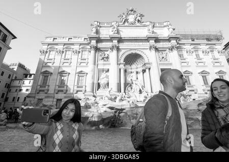 Ein asiatischer Tourist macht ein Selfie vor dem Trevi-Brunnen. Rom. Stockfoto