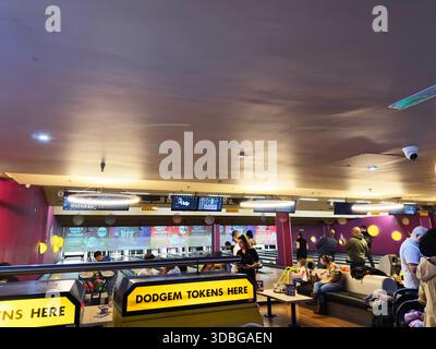 Stretford, Großbritannien - 15. November 2025: Freunde und Familien genießen Bowling, treffen und entspannen in einem lebhaften Manchester Bowlingzentrum in Großbritannien. Stockfoto