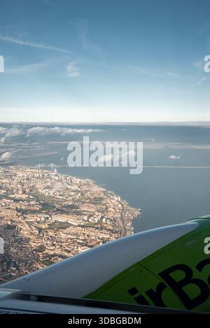 Luftaufnahme von Lissabon mit Vasco da Gama-Brücke und Flugzeugflügel Stockfoto