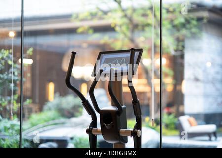 Fitnessgerät mit Bildschirm für Fenster Stockfoto
