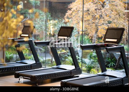 Fitnessgerät mit Bildschirm für Fenster Stockfoto