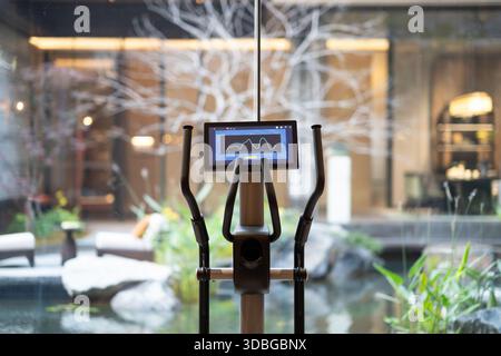Fitnessgerät mit Bildschirm für Fenster Stockfoto