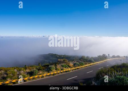 Bergstraße und Wolkenumkehr in der Nähe von Pico do Arieiro, Madeira Stockfoto